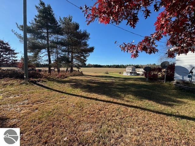 view of yard with a rural view