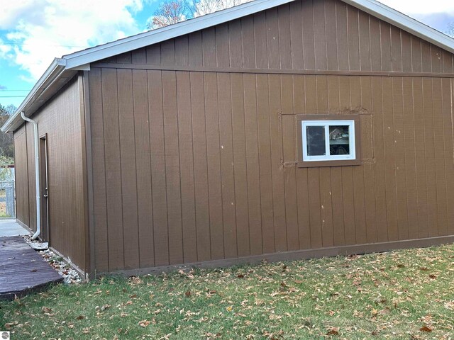 view of side of home featuring an outdoor structure