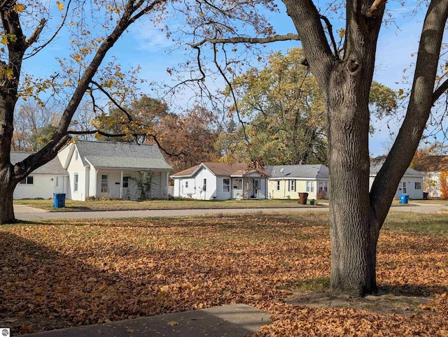 view of front facade with a front yard