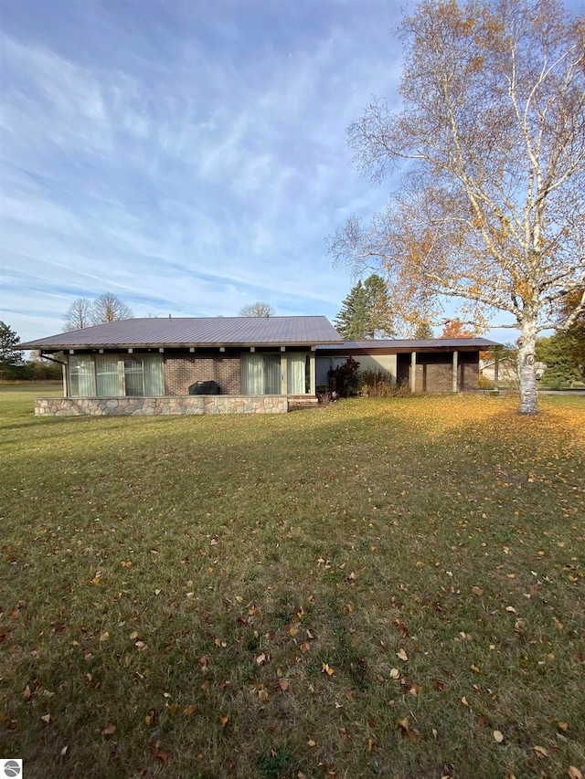 view of front of home with a front lawn