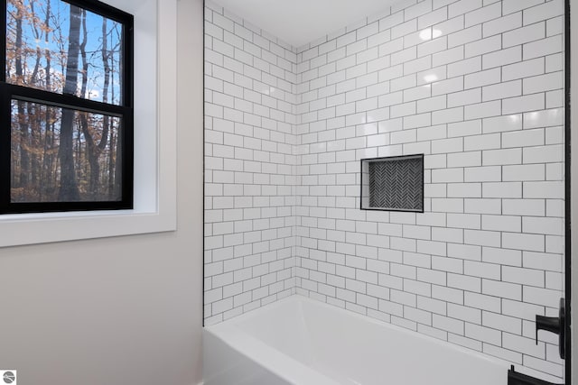 bathroom featuring tiled shower / bath combo