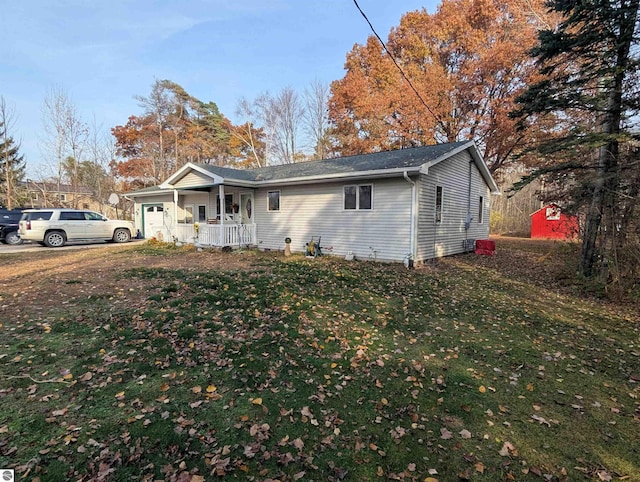 view of front facade with a porch and a front lawn