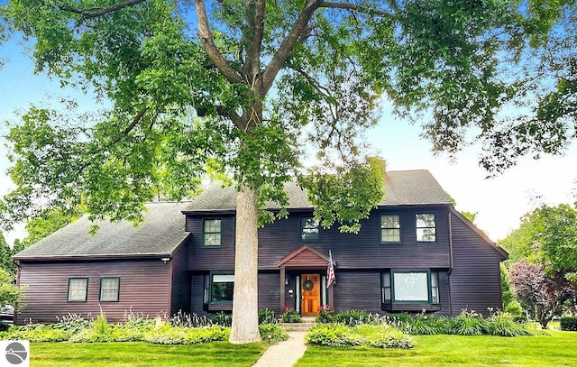 view of front facade featuring a front lawn