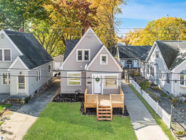 view of front of house featuring a front yard