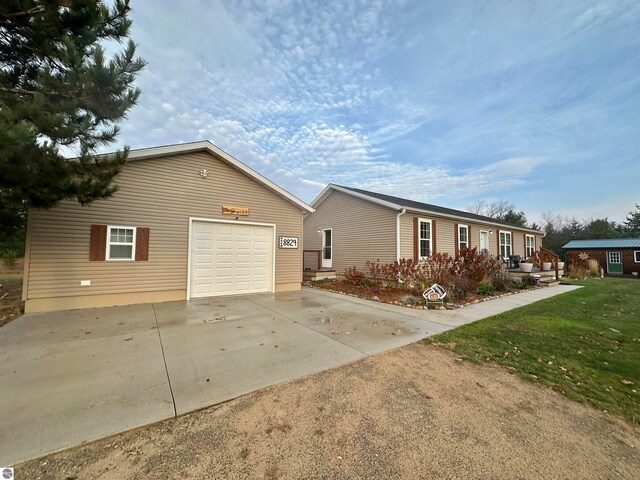 view of front facade featuring a front lawn and a garage