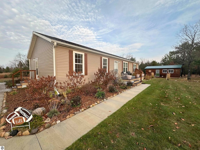 view of front of home featuring a front lawn