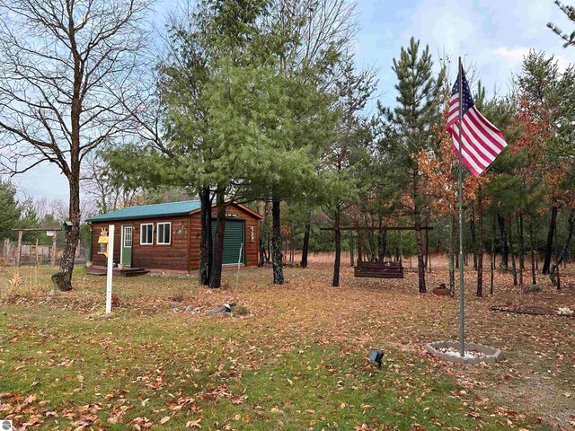 view of yard with an outbuilding