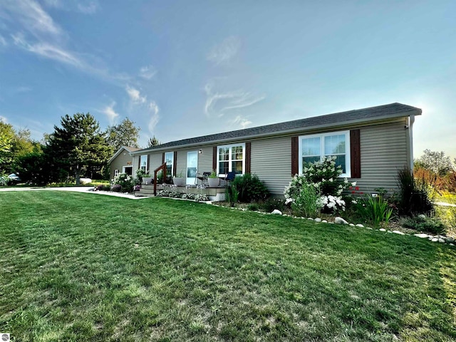 view of front facade with a front lawn