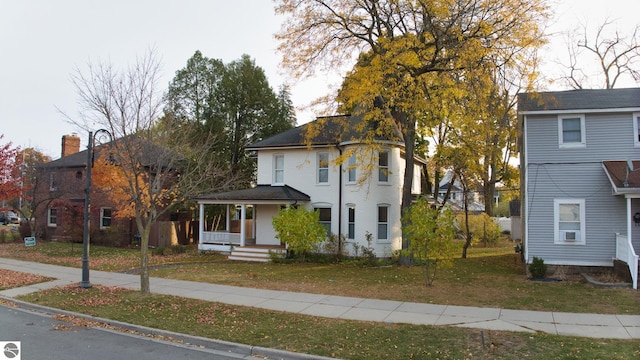 view of front facade with a front yard