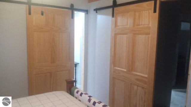 bedroom featuring a barn door