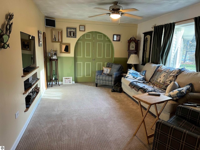 carpeted living room featuring ceiling fan