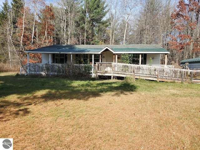 single story home featuring a front yard