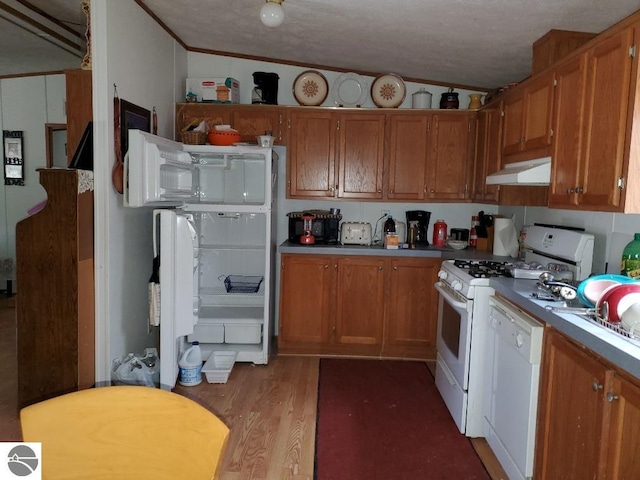 kitchen featuring light hardwood / wood-style floors, vaulted ceiling, a textured ceiling, crown molding, and white appliances