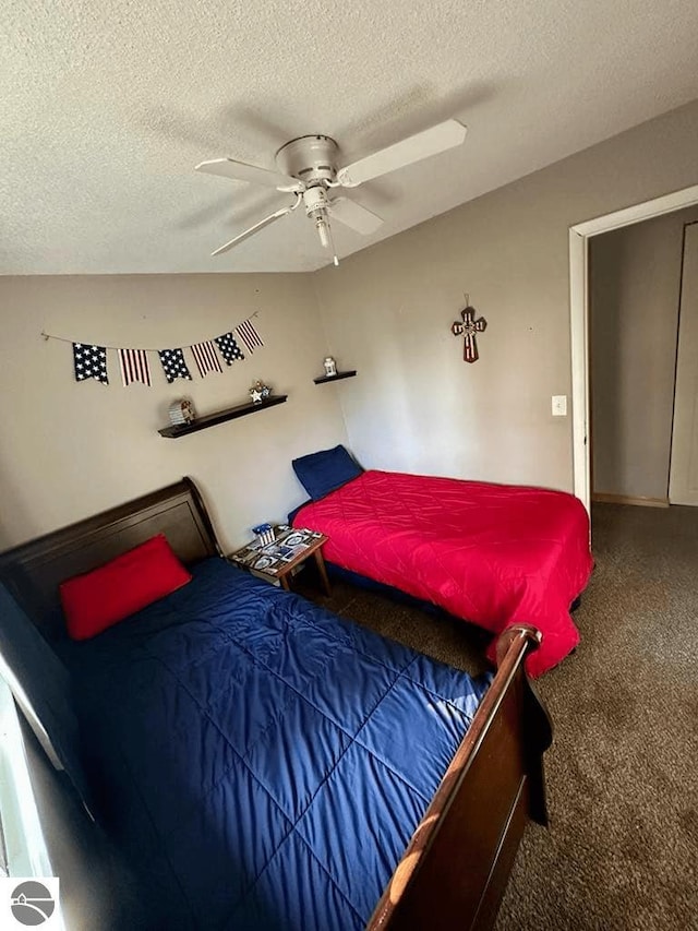 bedroom with a textured ceiling, carpet flooring, and ceiling fan