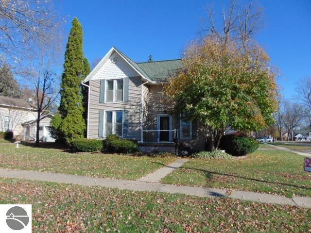 view of front of property featuring a front lawn