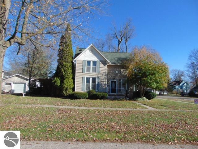 view of front property featuring a front yard