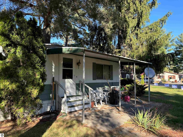 view of front of house with a front lawn