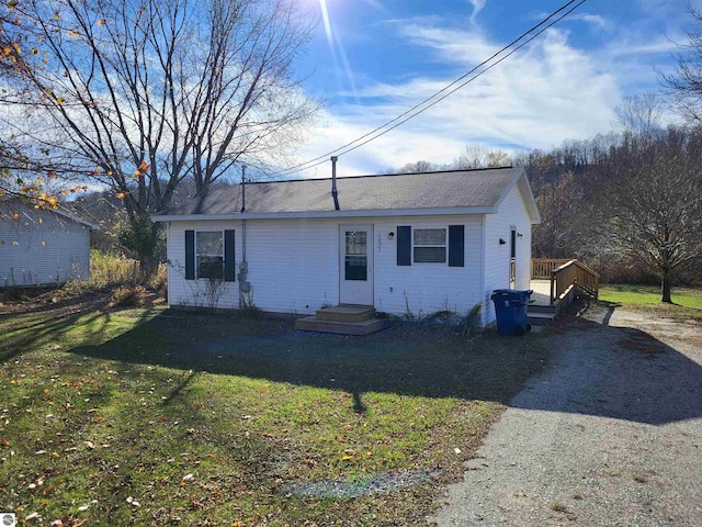 single story home with a front yard