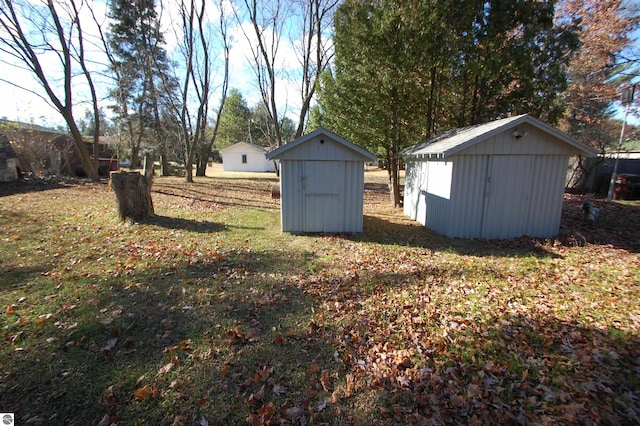 view of yard with a storage shed