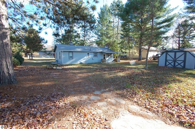 view of yard featuring a shed