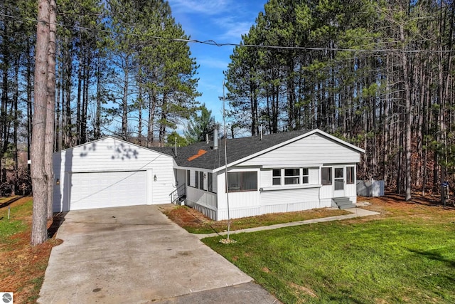 ranch-style house featuring a front yard