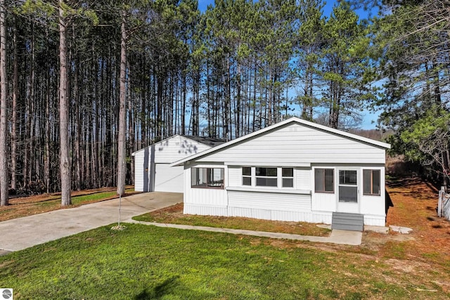 view of front of property featuring a front lawn