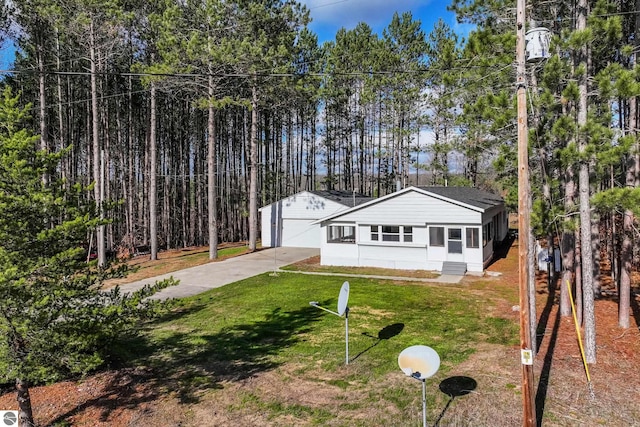 view of front of home featuring a garage and a front yard