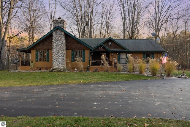 view of front facade with a lawn