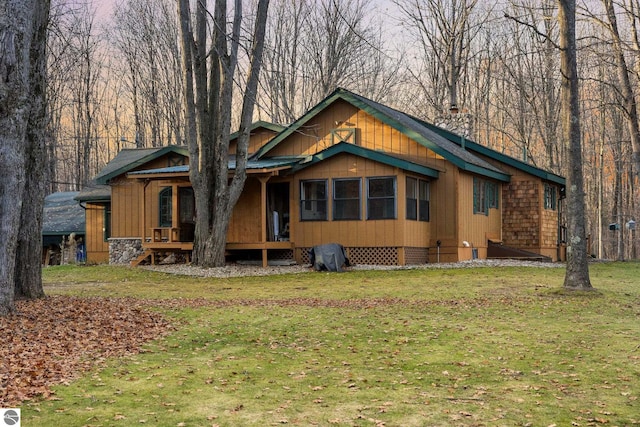 view of front of property featuring a front lawn