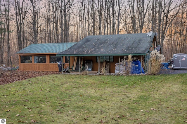 view of front of home featuring a front yard