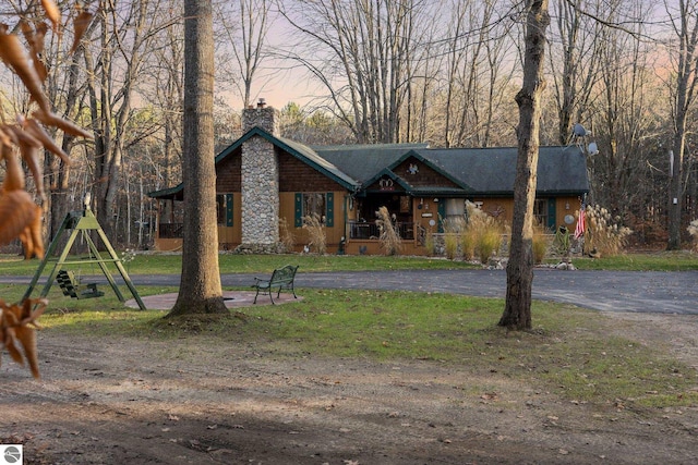 view of front facade with a yard