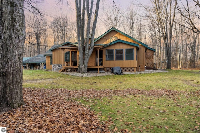 view of front of property featuring a front yard