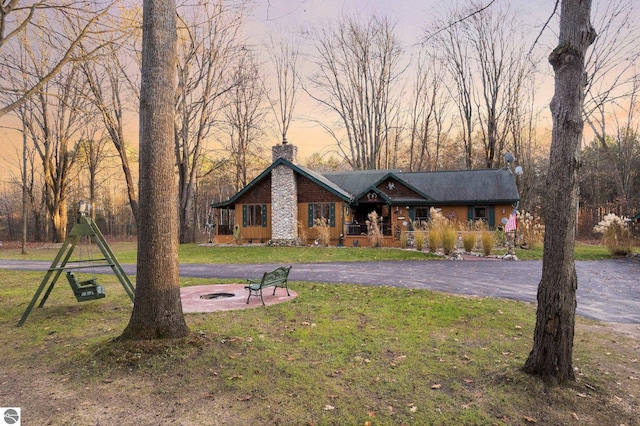 view of front facade featuring a yard