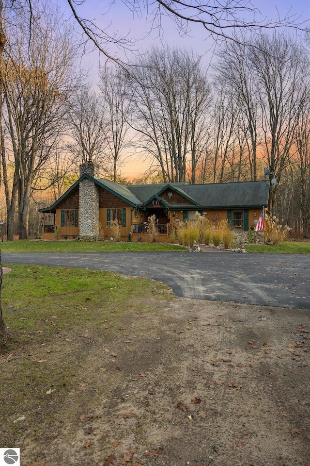 ranch-style house featuring a lawn