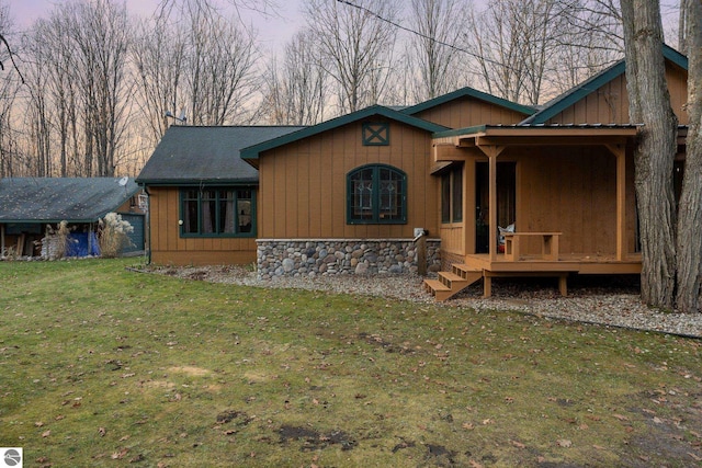 view of front facade featuring a lawn