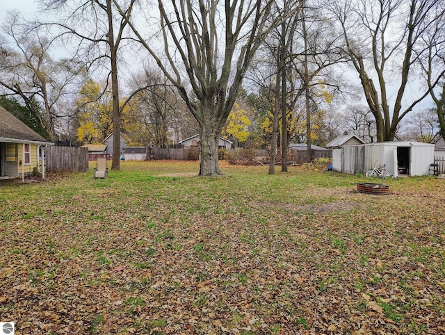 view of yard featuring a fire pit