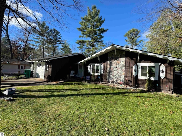 view of side of property featuring a garage and a lawn