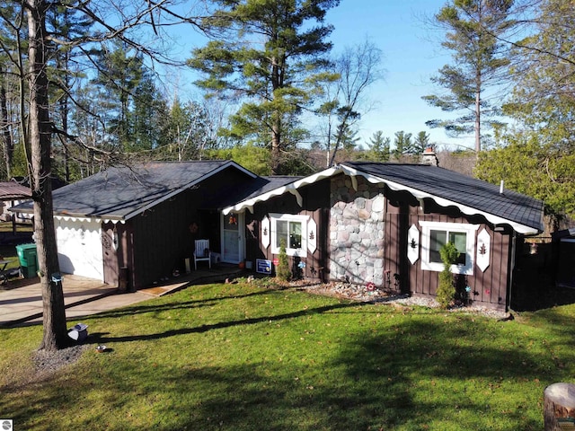 view of front facade featuring a front yard