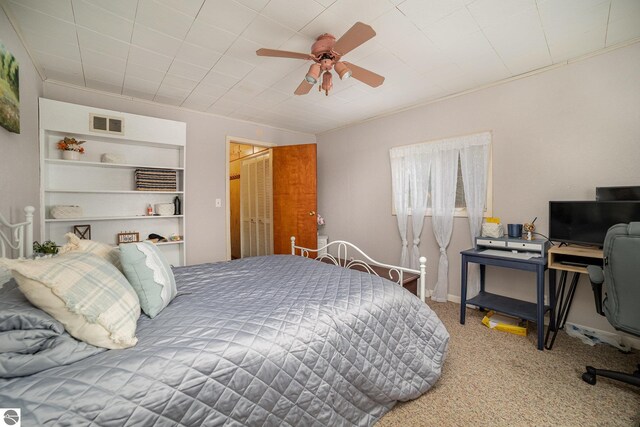 carpeted bedroom featuring ceiling fan