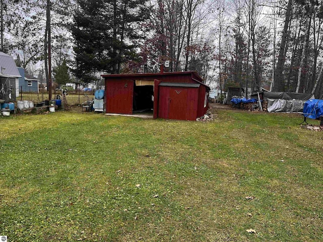 view of yard with an outdoor structure