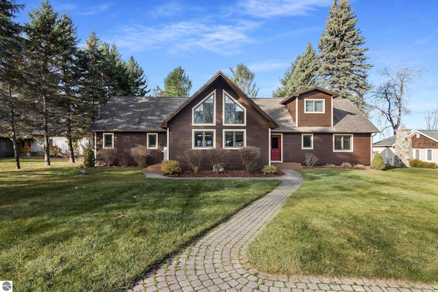 view of front of home featuring a front yard