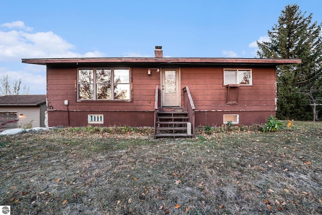 view of front of house with a front lawn