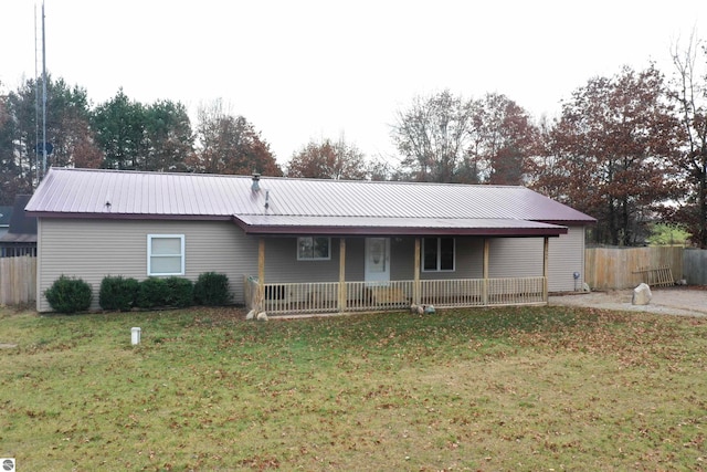 ranch-style house featuring a front lawn