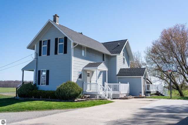 view of front of property featuring a front lawn