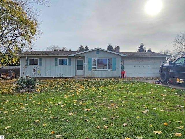 view of front of home featuring a front yard and a garage