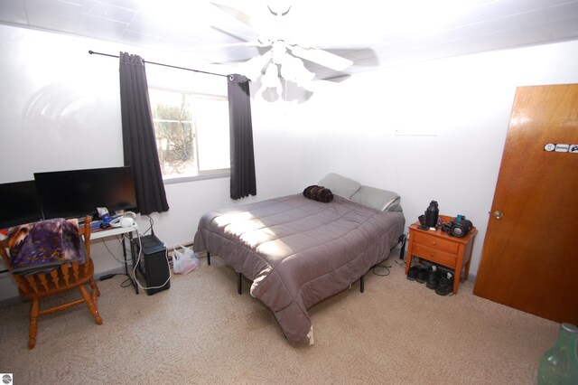 bedroom with light carpet and ceiling fan