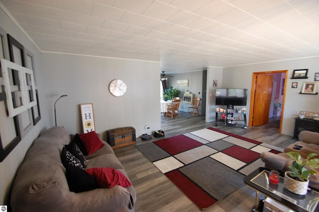 living room with hardwood / wood-style floors, ceiling fan, and crown molding