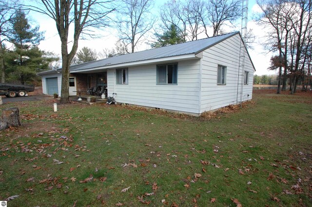 single story home featuring a front lawn