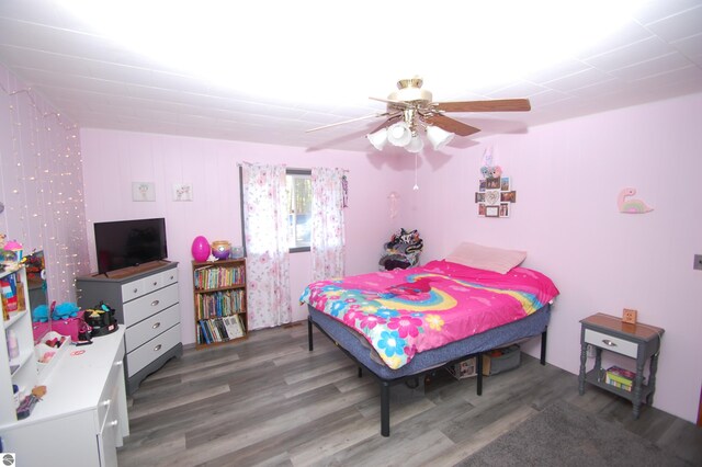 bedroom with wood-type flooring and ceiling fan