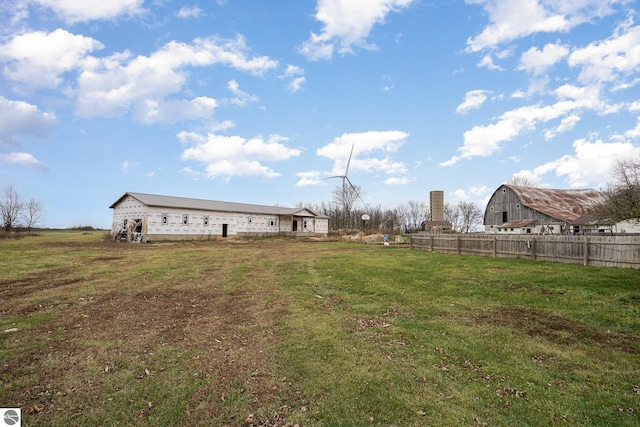 view of yard featuring an outdoor structure